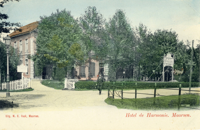 6648 Gezicht op het hotel De Harmonie aan de Kerkweg te Maarssen uit het zuidwesten.